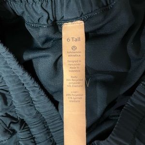 Lululemon Hotty Hot shorts, Size 6 Tall